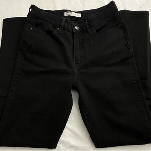 ✨Signature Gold Mid Rise Skinny Levi’s W26 x L30✨